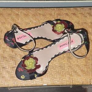 8.5 Besty Johnson flower heels